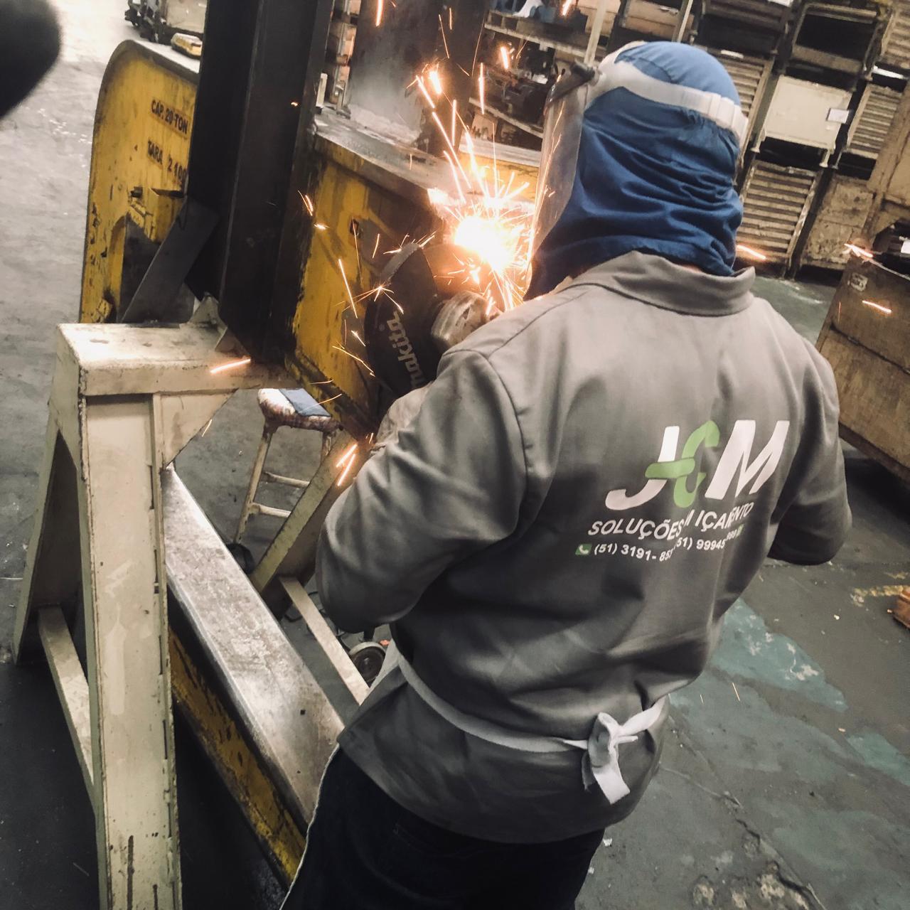 Equipe técnica realizando solda em equipamento de içamento em Canoas RS